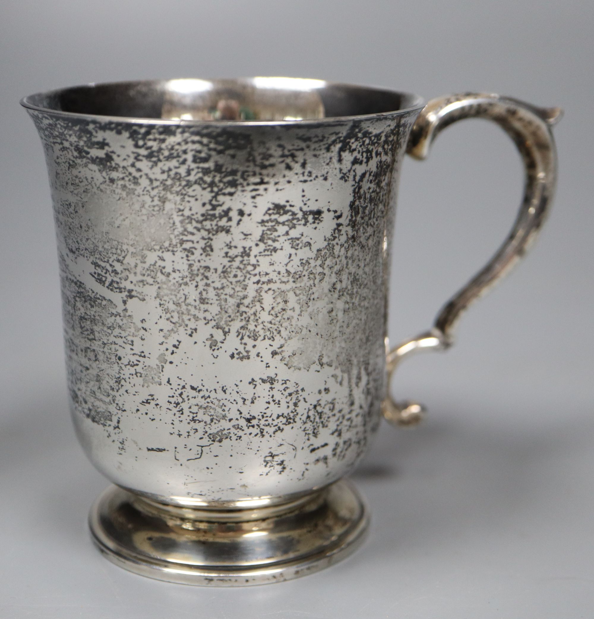 A Edwardian silver christening mug, London, 1904, 87mm, 50z.